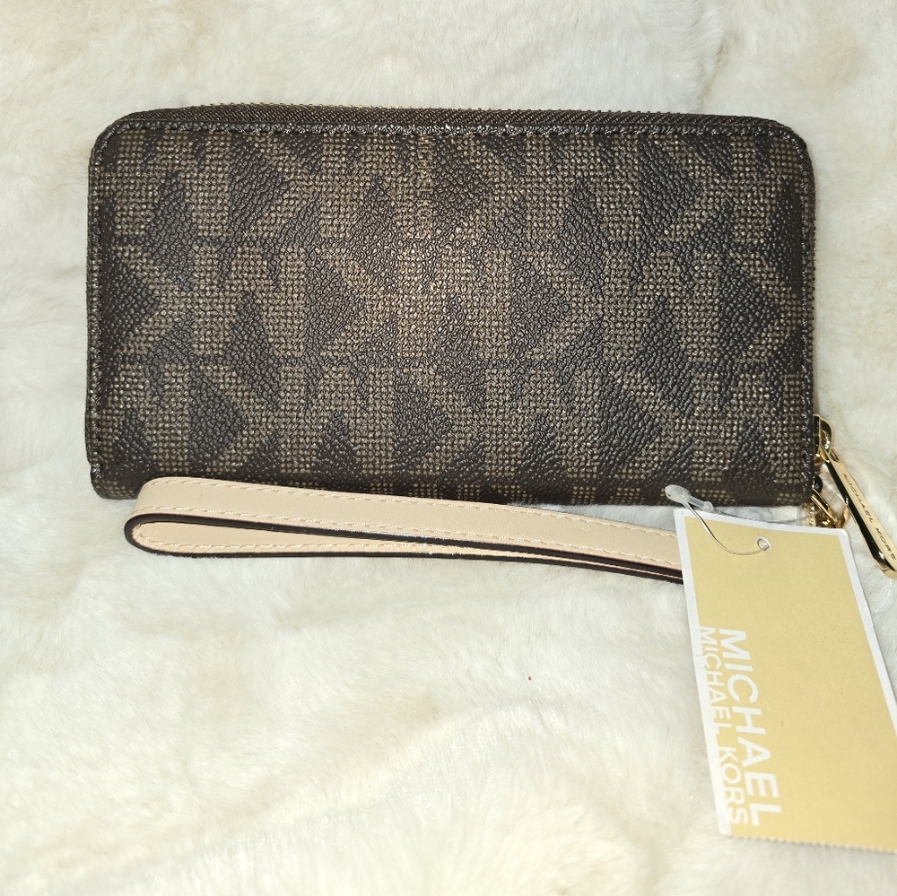 Michael Kors Monogram Zip-around phone wallet NWT - Picture 2 of 8